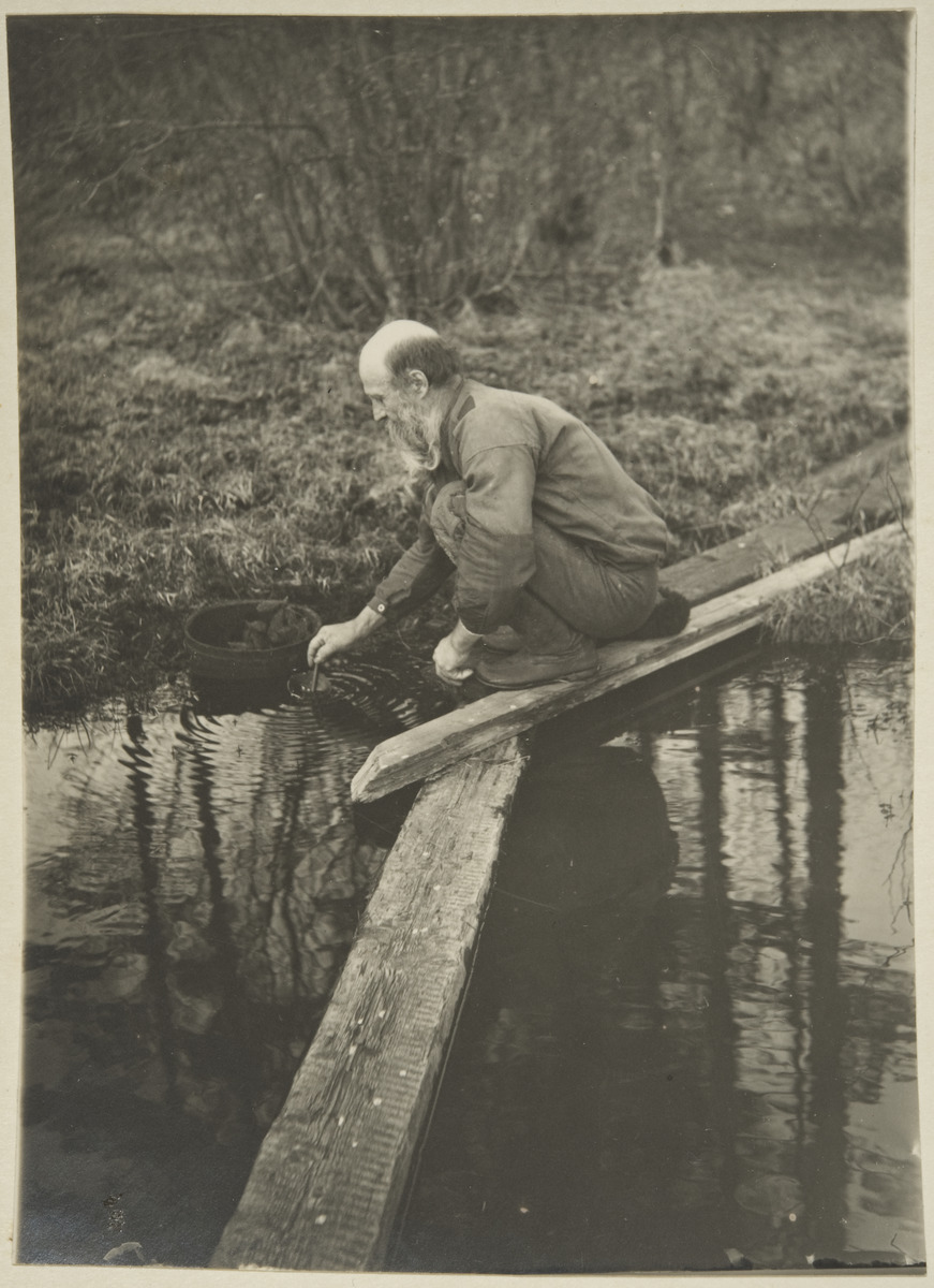 "peseveen osto", Pekka Rissanen Mustalla lähteellä Rytkönen, Ahti , kuvaaja 1927, Organisaatio: Museovirasto, Kokoelma: Kansatieteen kuvakokoelma