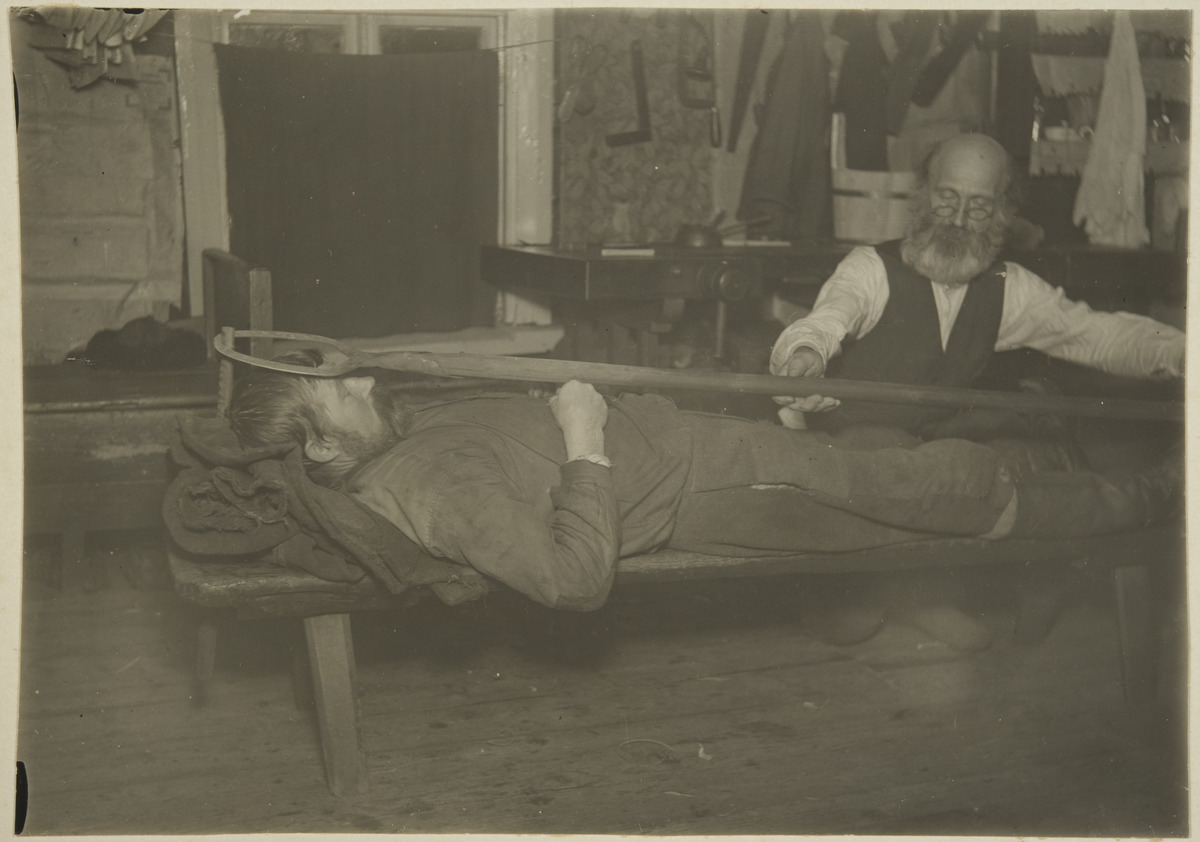 Pekka Rissanen toimittaa "kohtauksista mittaamista" Rytkönen, Ahti , kuvaaja 1920–1929, Organisaatio: Museovirasto, Kokoelma: Kansatieteen kuvakokoelma